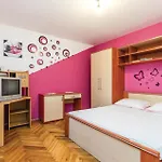 Three-bedroom In Holiday home *