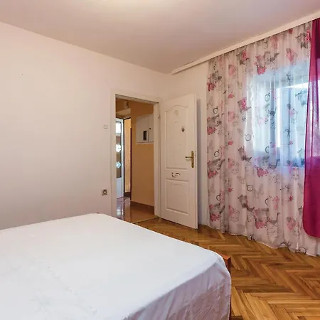 Three-bedroom In Praputnjak
