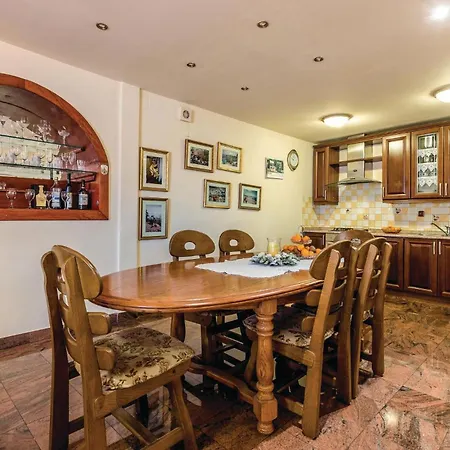 Three-bedroom In Feriehus