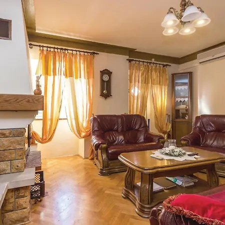 Three-bedroom In Feriehus Praputnjak