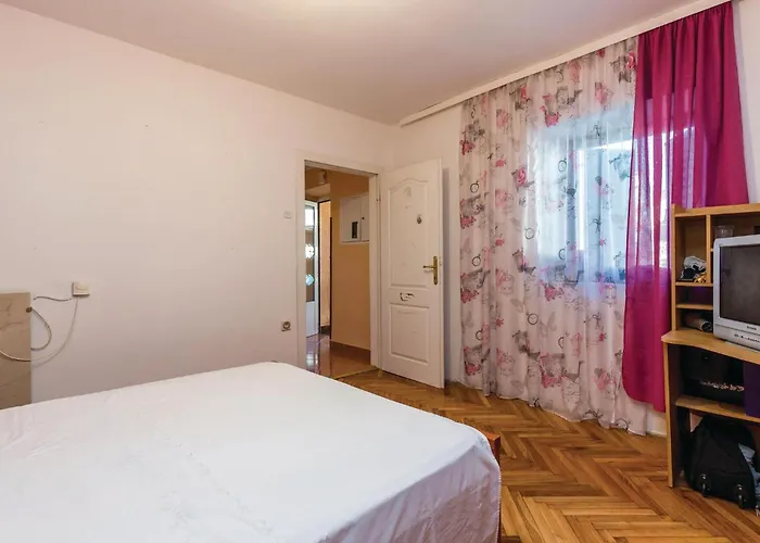 Three-bedroom In Praputnjak