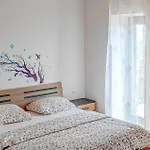 Three-bedroom In Σπίτι διακοπών Praputnjak