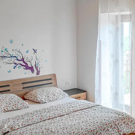 Three-bedroom In Vakantiehuis Praputnjak