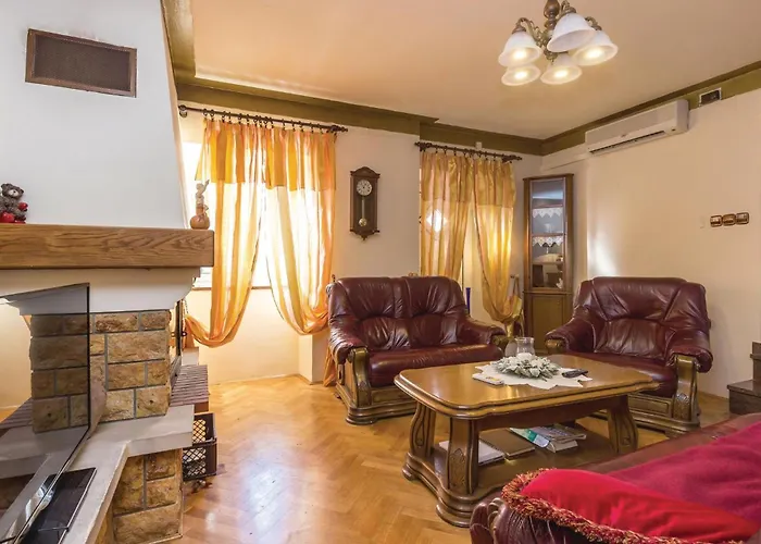 Three-bedroom In Σπίτι διακοπών Praputnjak