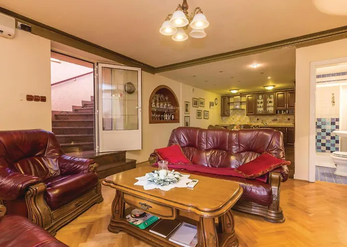 Three-bedroom In Praputnjak